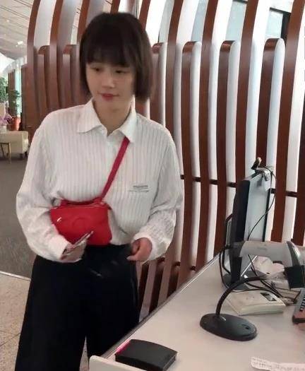 身材|马思纯的“学妹头”太可了！身穿条纹衬衫走机场，呆萌样子超可爱