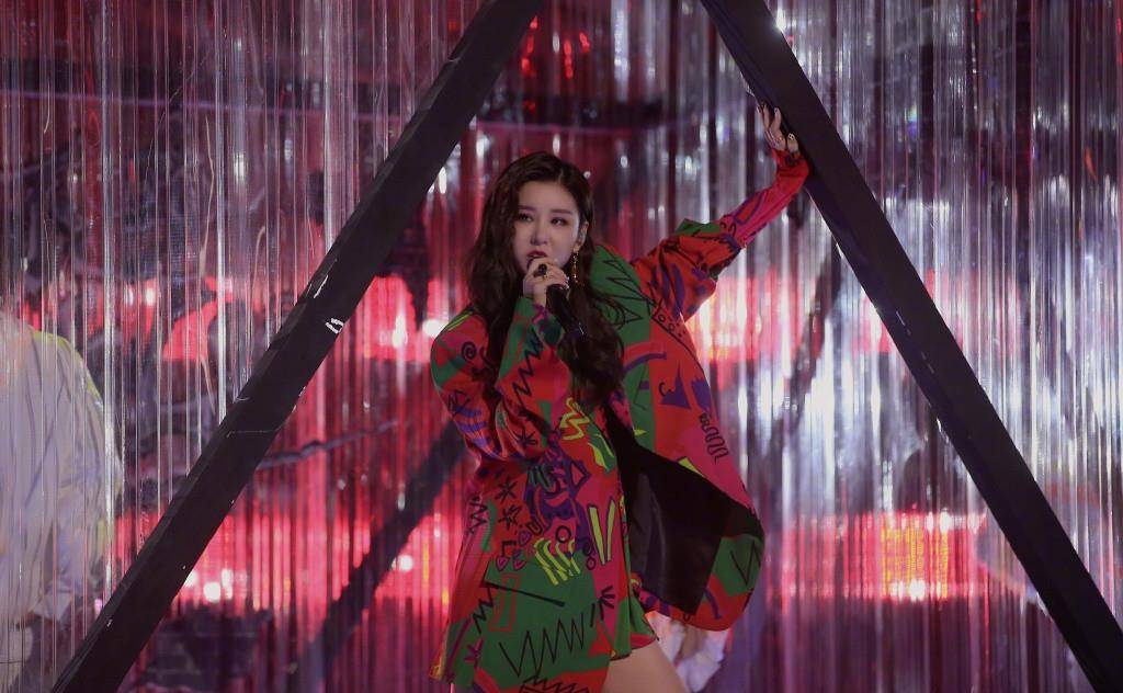 美人|圆脸美人李小萌变狂野，穿涂鸦西装短裙唱歌，罕见唇钉差点认不出