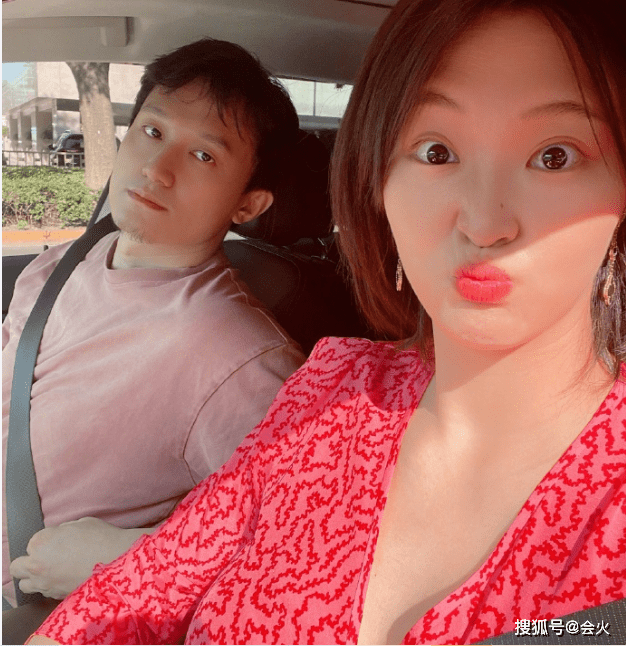 身材|奥运冠军惠若琪罕秀恩爱！穿低领裙身材丰腴，老公胡子拉碴矮一截