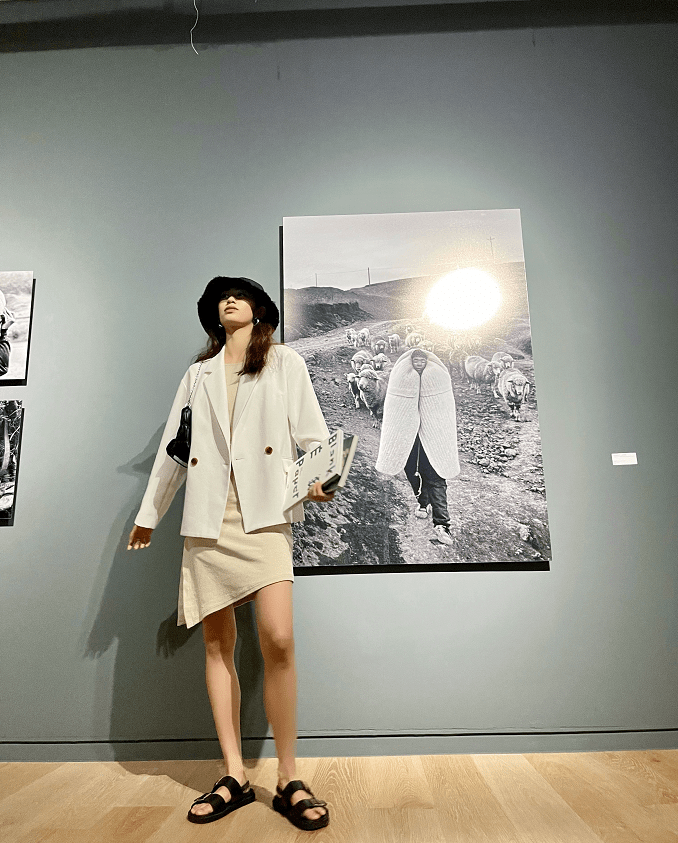 身材|杨丽萍新“接班人”挺招摇，镂空T恤不配打底穿，好在有西装遮