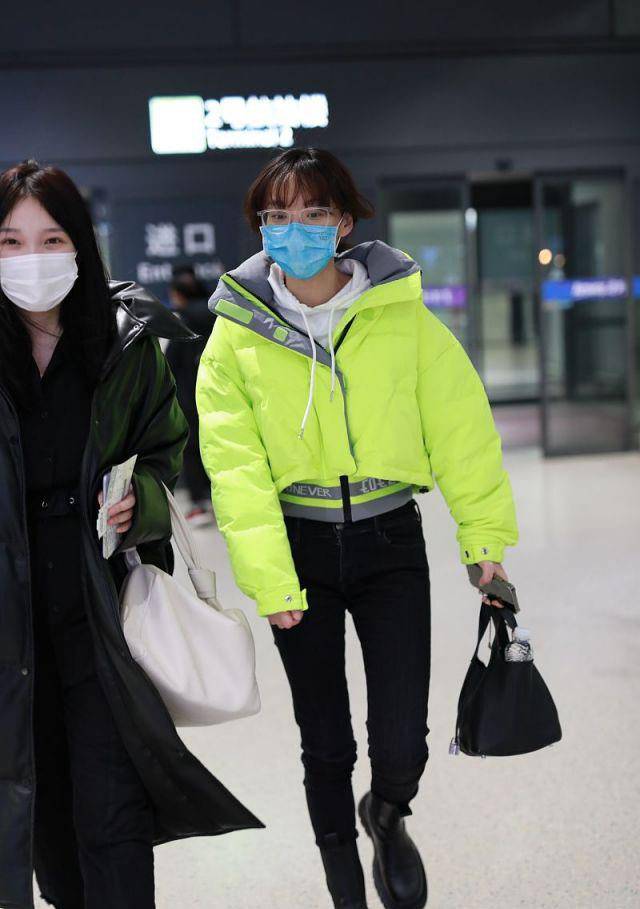 方法|闫妮女儿素颜走机场，穿短羽绒服长腿抢镜，身材虽好但颜值不如妈