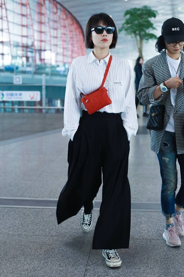 黑色|马思纯:黑色波点衬衫配上“烂裙子”,走轻熟风格,温柔中显时髦