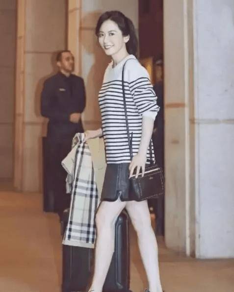 黑色|杨幂带火了反季节穿衣，夏天穿毛衣配短裙，“上厚下薄”太时髦