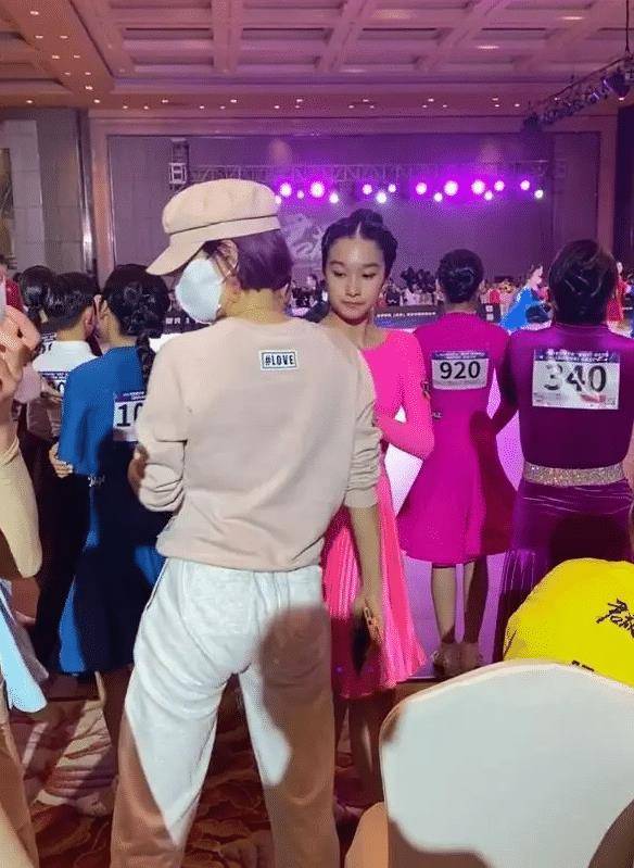 文章|马伊琍带女儿去医院！13岁爱马和妈妈一样高，妹妹沉迷斗舞好可爱