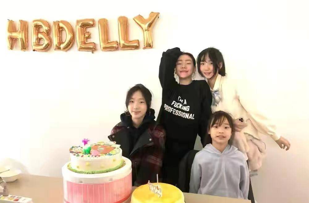 小姑娘|太心酸！小s为女儿庆生爸爸缺席，翻白眼逗女儿开心，老三长残？