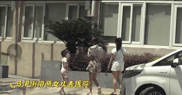 马伊琍|马伊琍带俩闺女出门，穿连体裤腿比13岁爱马还细一圈，身材真好
