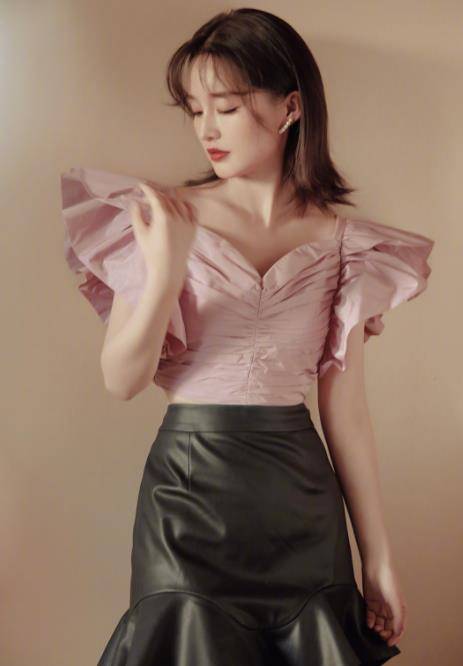 设计|李沁真时髦！一身暗色穿搭看着成熟却不显老，“腋下包”真有品位