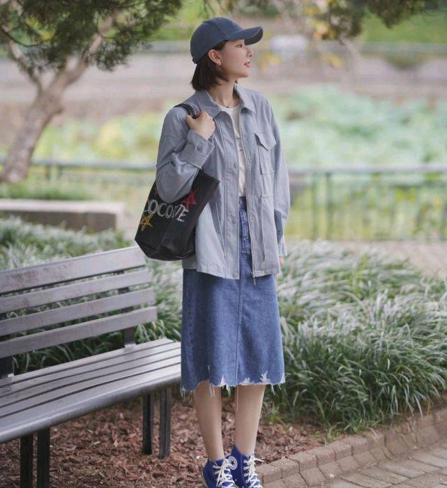 女生|秋季穿搭可以选择休闲款，简单基础的服装款式，也能诠释女性的美