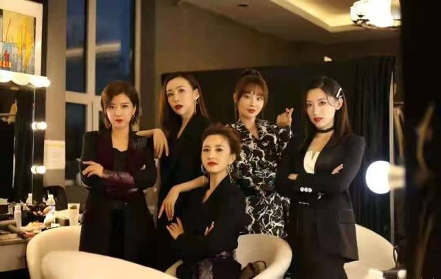 李思思|李思思不愧是央视一姐!穿唐风汉服大秀一字马,气质完全不输董卿