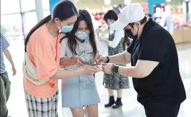 全黑|韩红机场近照瘦不少，穿紧身裤小腿纤细，全黑造型似保镖好严肃？