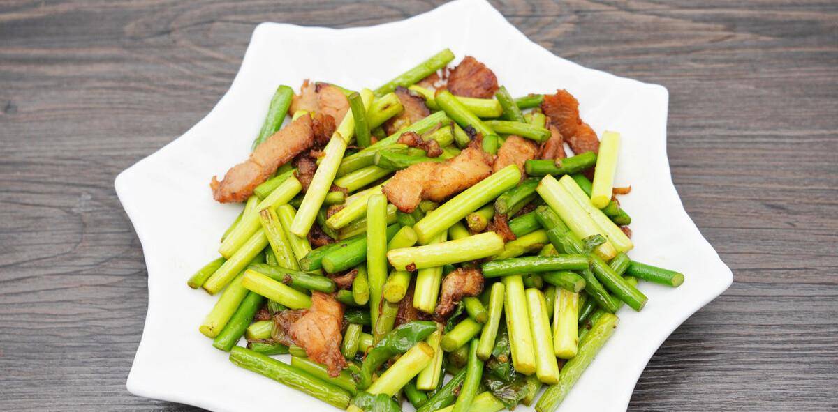 如何炒蒜苔炒肉 bd00ca4a81da497d8db23e63f2f727ae.jpeg