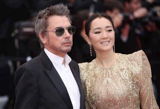 口红|巩俐最新杂志封面曝光，拍大片致敬电影，女王气场全开