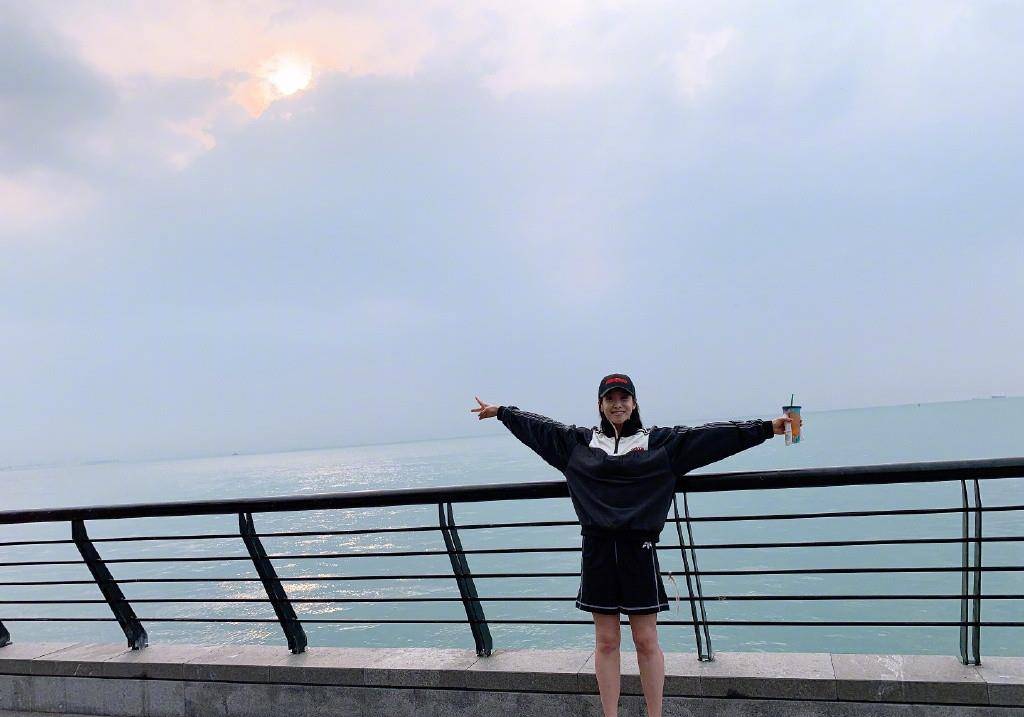 身材|32岁宋茜终于穿抹胸背心走机场，200块尽显完美感，女团C位不简单