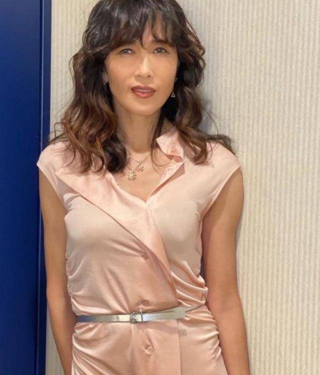 真丝|工藤静香真的51岁啦？穿灰色网纱裙配卷发梦幻优雅，美得不像话