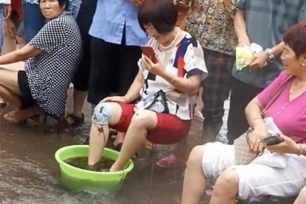 河南一村庄挖出温泉，大爷躺在水中享受，网友：不怕传染脚气吗