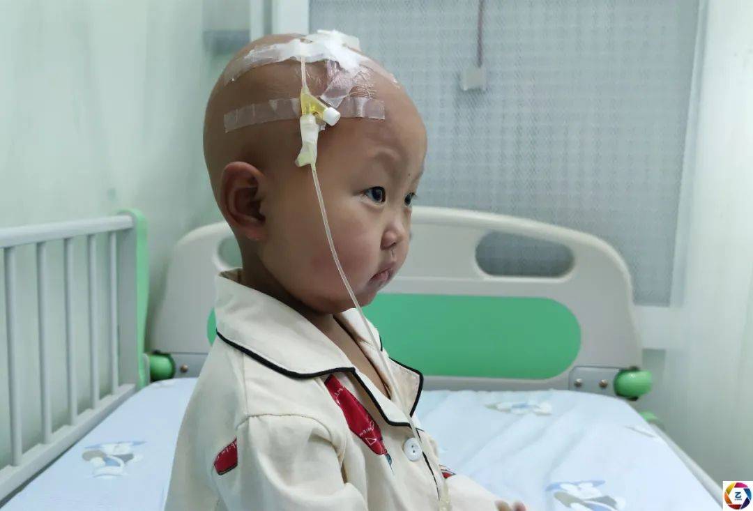 母亲|病房里，10岁哥哥暑假帮妈妈照顾患病的妹妹，看了让人心疼