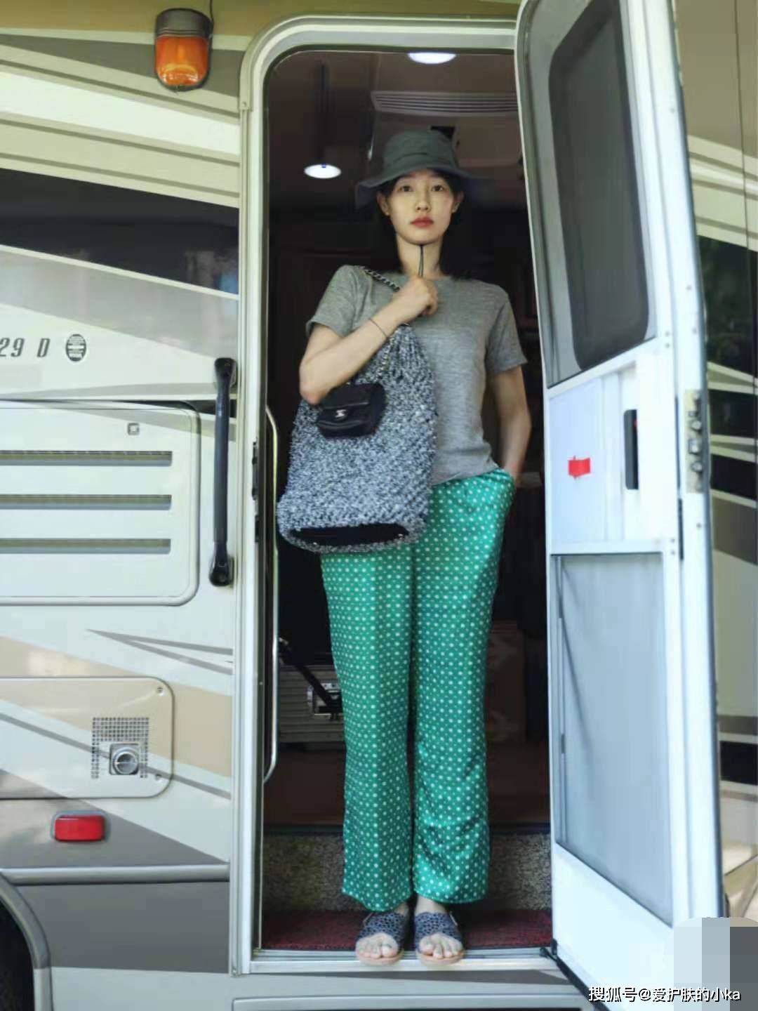 黑色|白百何不像当妈的人，穿一身带闪的黑又潮又酷，穿搭年轻就是减龄