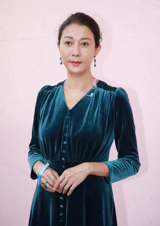 吴绮莉|吴绮莉骨子里透着贵气！穿“奶奶裙”也丝毫不显老，意外优雅高级
