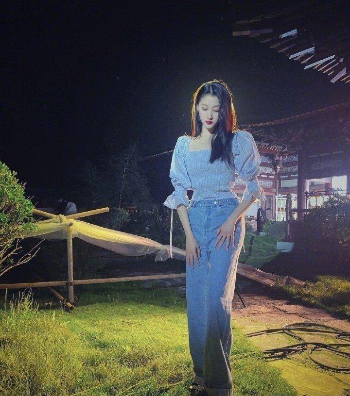 锁骨|关晓彤也迷上淡黄的长裙!修长小腿+美丽锁骨,好一幅夏日美景!
