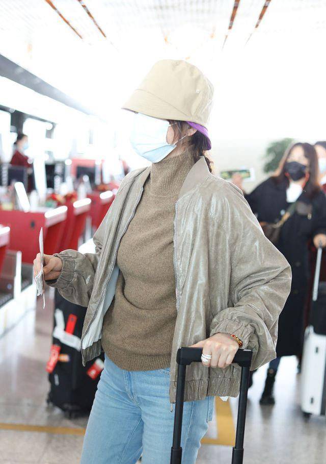 姐妹|海清真会穿，“上松下紧”显瘦又减龄，看到小肚腩终于信她44岁了