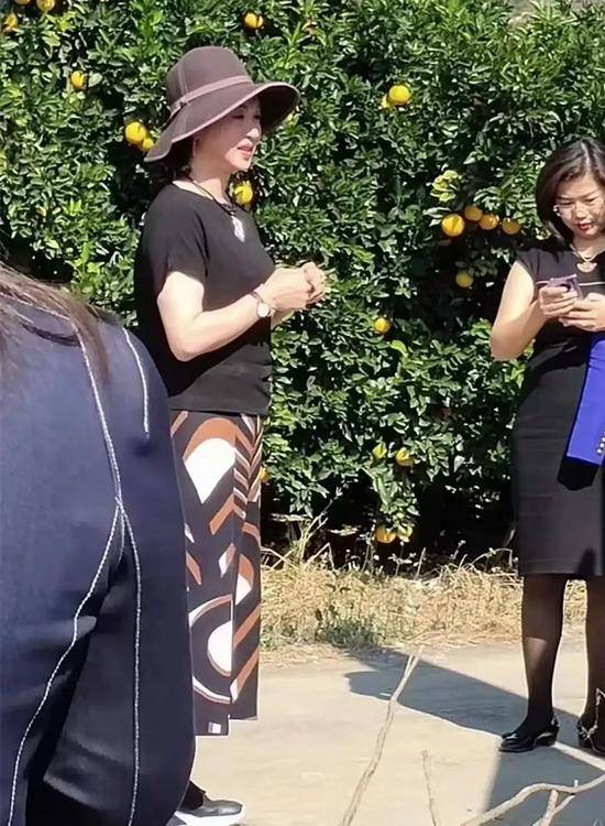 上海|金星摘个脐橙真洋气，戴小礼帽似“上海贵妇”，这眼神好绝一女的