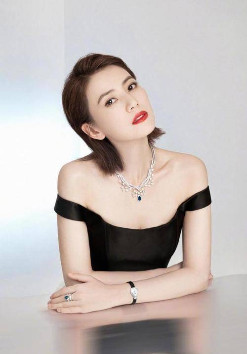 身材|高圆圆穿一字肩长裙大秀身材，就是妆容有点显老，还好气质够足