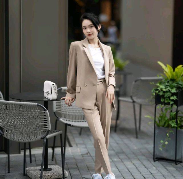 服装|西装穿搭虽然很简约，但风格要自己掌控，穿出更多可能