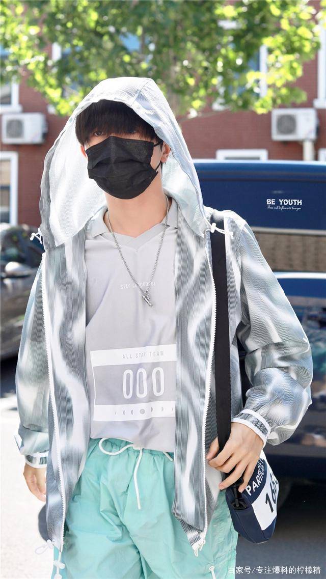 米卡|INTO1成员穿搭超撩人！刘宇酷飒，力丸可爱，米卡港风十足！