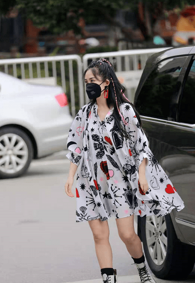 卫衣|快乐家族合体!谢娜扎脏辫高调复工心情大好,赵丽颖甘当绿叶超暖