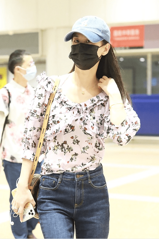 "|女明星的私服也不都"惊艳",黄圣依穿花衫配牛仔裤,感觉挺普通