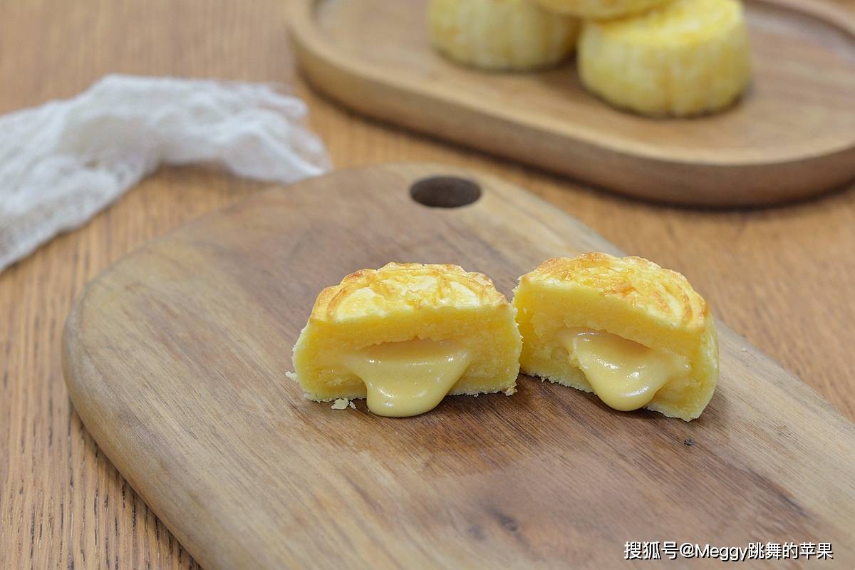 美食|中秋节新宠，自制奶黄流心月饼，外皮酥香内馅醇香，百吃不厌