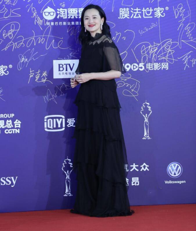 细节|咏梅越老越敢穿，穿时尚网纱连衣裙，搭配钻石耳环，高雅不俗气