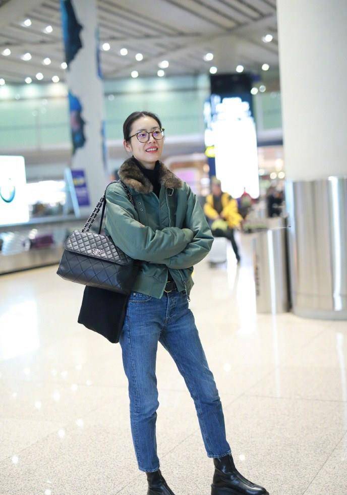 飞行服|刘雯是真怕冷，穿棉服配高领衫走机场，看到1万1短裤我真服了