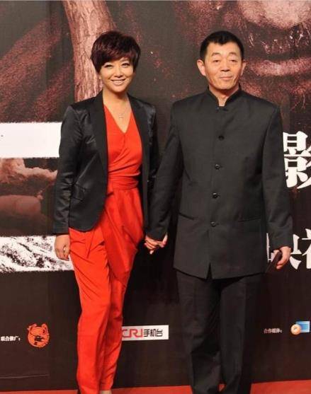 活动|江珊几乎素颜出席活动,鲜艳红衣减龄不少,全靠穿搭拉高颜值