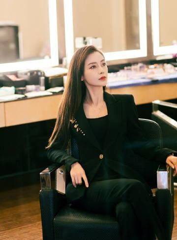 饱和度|杨颖虽然长得挺“妖”的，但穿上西装依旧气场好强，真让人佩服