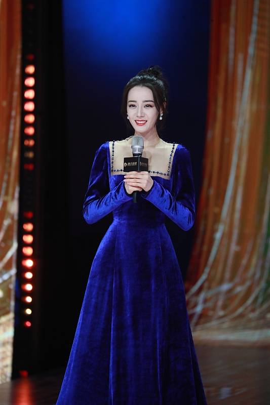 迪丽热巴|迪丽热巴不愧是“浓颜美女”,穿老气蓝礼服毫无压力,气质真挺好
