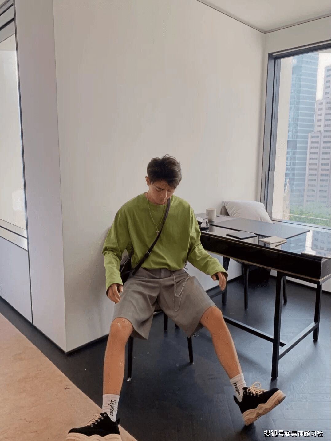 蓝色|范丞丞教你把天空和大海穿在身上!“克莱因蓝”,你的显白神装