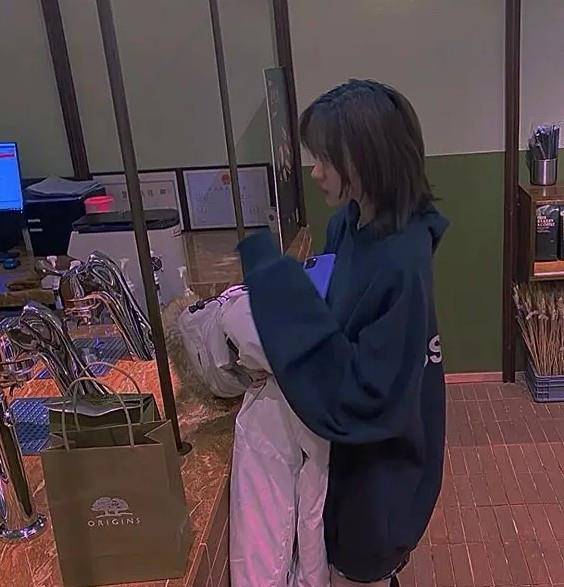 黑色|汪峰15岁大女儿太惊艳!露脐装搭长裤秀曼妙身材,已初显女人味