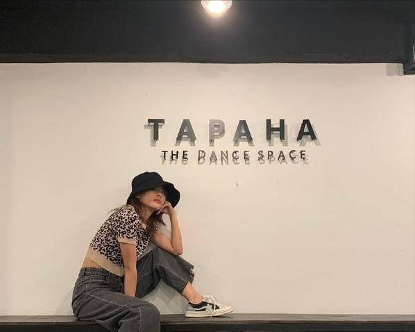 颜色|今夏流行一种穿法叫:“阔腿裤+运动鞋”,显瘦百搭,谁穿谁好看