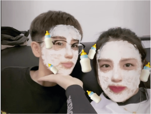 金杨|双金杨倩回国后太潇洒！扎丸子头甜美减龄，奶瓶特效下可爱到膨胀？