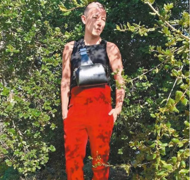 设计|陈冠希首次晒爸爸近照!老爷子穿衣时髦脸上没皱纹,比儿子显年轻