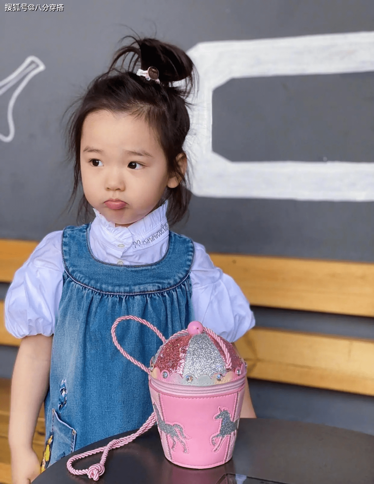 套装|小酒窝继承了董璇的高颜值，穿红色娃娃领套装俏皮可爱，甜美温柔