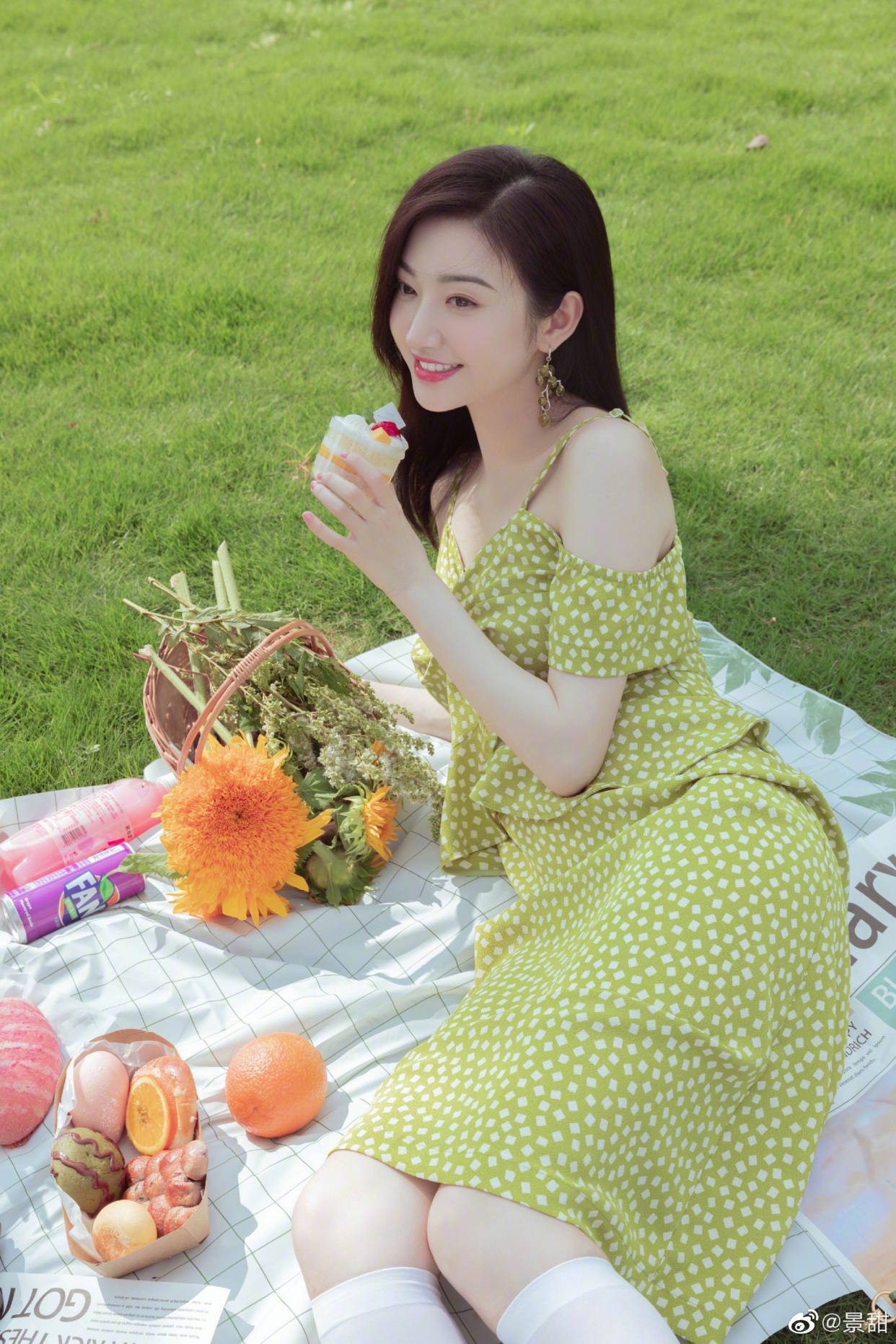 自拍|女明星拍照的两种状态,摆拍妆容精致还精修,自拍素颜且直男角度