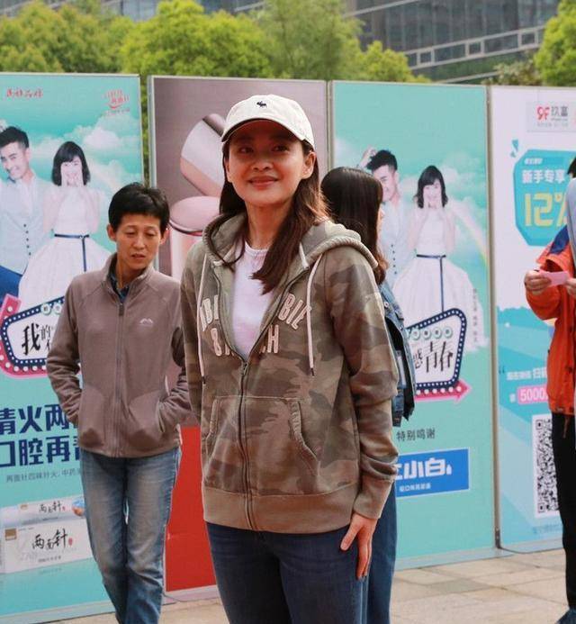 黑色|梅婷素颜现身街头，穿着普通并不起眼，但全身都散发优雅气质