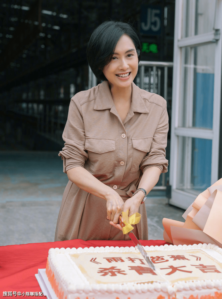 黑色|逆龄女神朱茵，年近50风韵不减，她的小个子气质穿搭不能错过