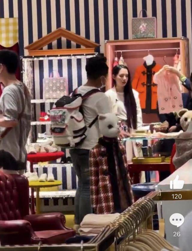 孙女|向太带娃，向佐郭碧婷给cora买童装，挑选高奢衣物把女儿宠成公主