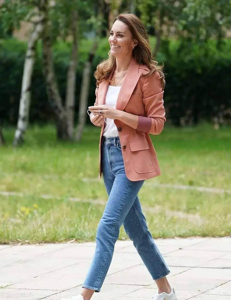 饱和度|凯特王妃“放大招”,连穿温柔粉赢好感,配小白鞋就美成C位