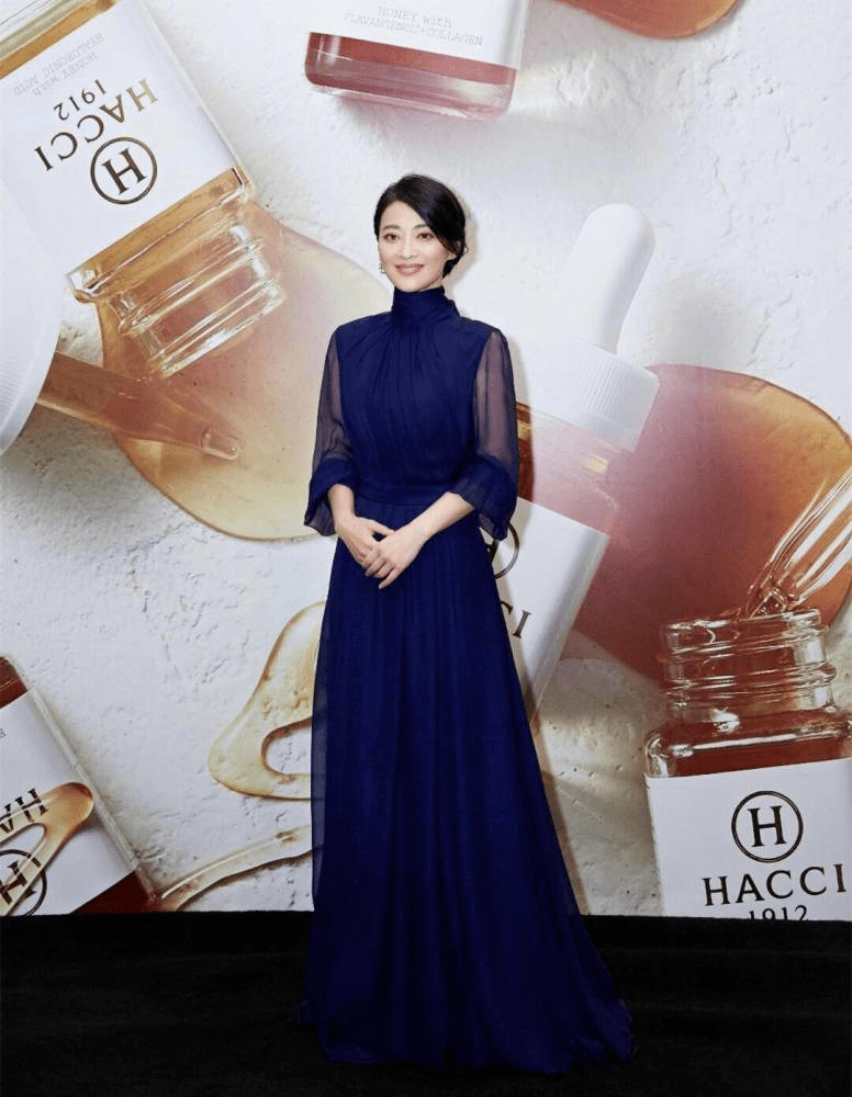 色彩|梅婷越老越“耐看”，穿印花西装配阔腿裤自带高级感，气质惊艳