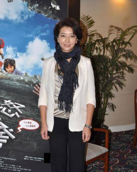 活动|江珊几乎素颜出席活动,鲜艳红衣减龄不少,全靠穿搭拉高颜值