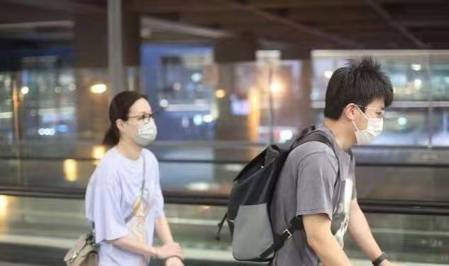 老公|吴敏霞孕后首露面，和老公同穿基础款走机场，打扮低调像邻家姐姐